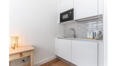 Principe Real Cozy Bright Studio Apt with AC