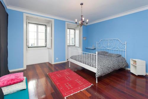 Central terrace apartment at typical Bica and Chiado