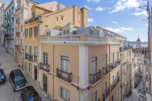 Central terrace apartment at typical Bica and Chiado
