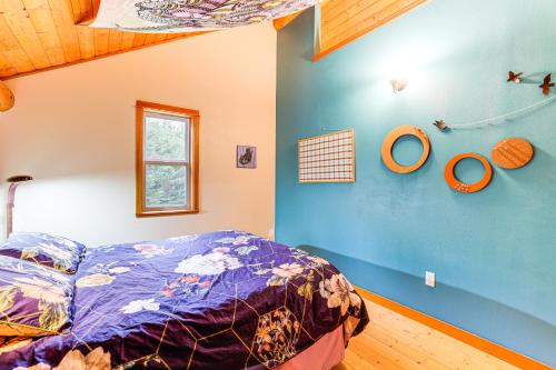 a bedroom with a bed and a blue wall at 11 Mi to Olympic NP Peaceful Port Angeles Retreat in Port Angeles