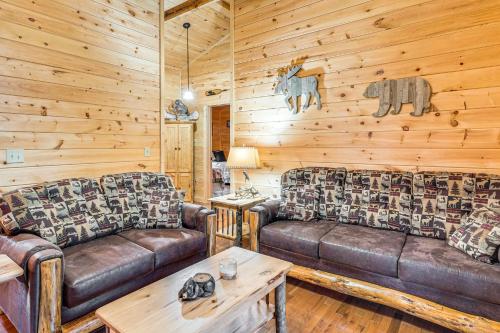 Posezení v ubytování Deck and Fire Pit Smoky Mountain Cabin Hideaway!