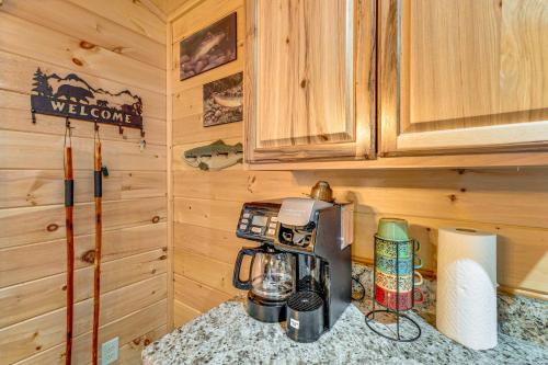 Kuchyň nebo kuchyňský kout v ubytování Deck and Fire Pit Smoky Mountain Cabin Hideaway!