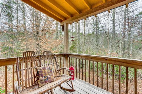 Balkón nebo terasa v ubytování Deck and Fire Pit Smoky Mountain Cabin Hideaway!