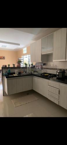 Kuchyň nebo kuchyňský kout v ubytování 5 minutos da COP 30 - Casa Maravilhosa em condomínio -