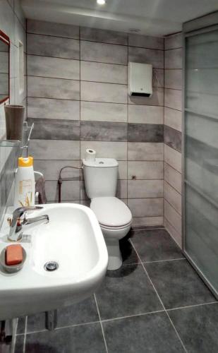 une salle de bain avec des toilettes blanches et un lavabo dans l'établissement Studio charmant à Valff avec jardin privé - 20 m², à Valff