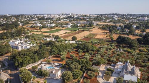 eine Luftansicht eines weitläufigen Anwesens mit Bäumen in der Unterkunft Trullo Cupido Cinquenoci in Locorotondo
