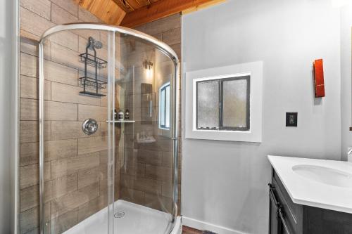 une salle de bain avec douche et lavabo dans l'établissement Blue Haven - Wooded, pet friendly home w/ trailer parking, AC, and deck, à Donnelly