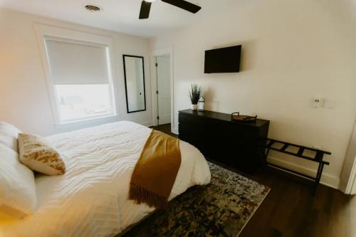 ein Schlafzimmer mit großem Bett und Fenster in der Unterkunft Suites on Main - Unit 3 in Dalton
