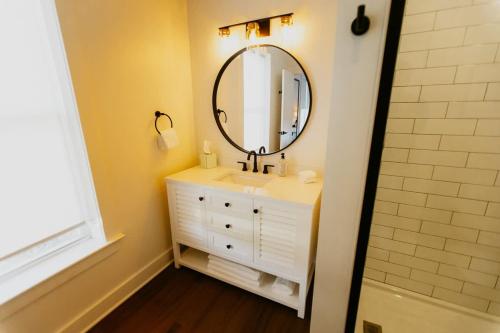 Ein Badezimmer in der Unterkunft Suites on Main - Unit 3