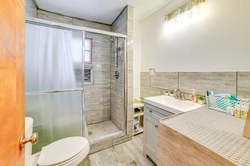 Koupelna v ubytování 4 Mi to Dtwn Pet-Friendly Home in Utica