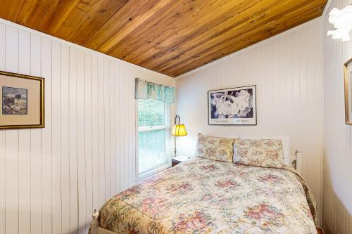 ein Schlafzimmer mit einem Bett und einem Fenster in der Unterkunft S.S. Rose Haven in Arch Cape