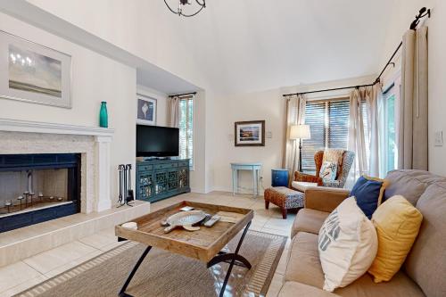 ein Wohnzimmer mit Sofa und Kamin in der Unterkunft 4406 Windswept in Kiawah Island