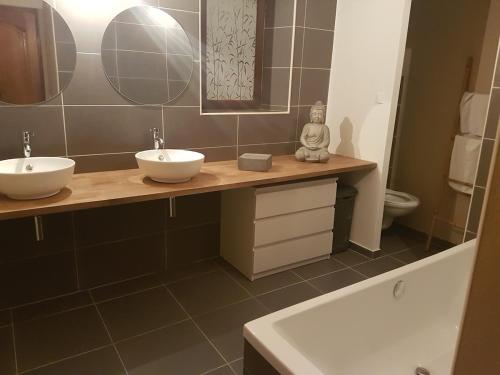 une salle de bain avec deux lavabos et un WC dans l'établissement Maison A Tigliola, à Porto-Vecchio