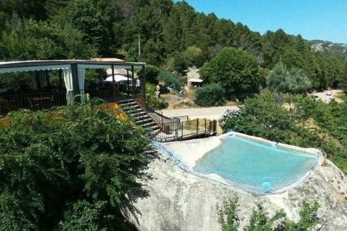 - une grande piscine au milieu d'une maison dans l'établissement Maison A Tigliola, à Porto-Vecchio