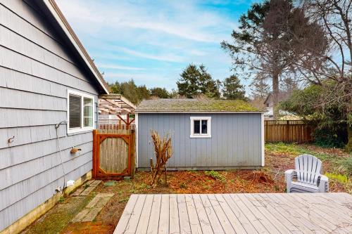 a backyard with a small shed next to a house at La Bella Vita in Cannon Beach