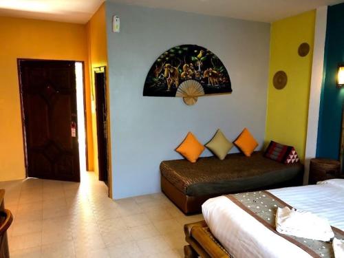 Postel nebo postele na pokoji v ubytování khum dara lanta resort