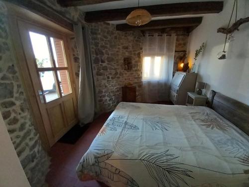 Ένα ή περισσότερα κρεβάτια σε δωμάτιο στο La Maison au Camélia