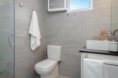 カラン・ボッシュにあるFamily Apartment in Ciutadellaのトイレと洗面台付きのバスルーム