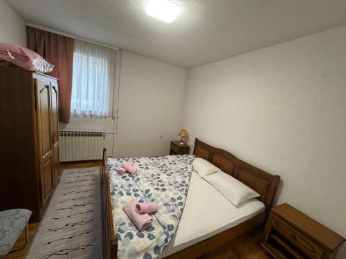 Una cama o camas en una habitación de APARTMAN Iva