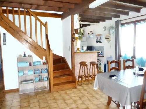 une cuisine et une salle à manger avec une table et un escalier dans l'établissement Maison de charme à Fontrabiouse avec vue sur la montagne, à Fontrabiouse