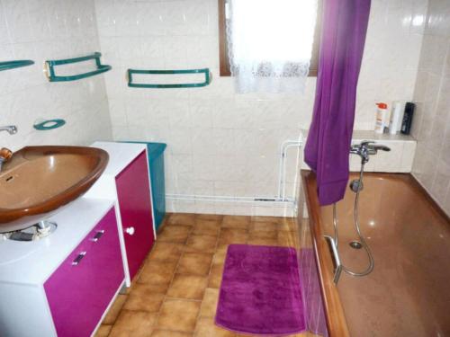 un bagno con lavandino, vasca e lavandino e un lavandino di Maison de charme à Fontrabiouse avec vue sur la montagne a Fontrabiouse
