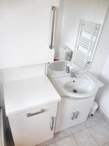 une salle de bain blanche avec un lavabo et des toilettes dans l'établissement Maison charmante à Salavas avec piscine et jardin, à Salavas