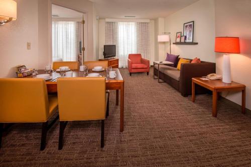 un soggiorno con tavolo da pranzo e divano di Residence Inn Alexandria Old Town/Duke Street a Alexandria