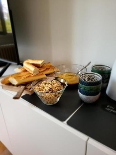 - un comptoir avec un bol de nourriture et de pain dans l'établissement La Bodéga, à Arnage