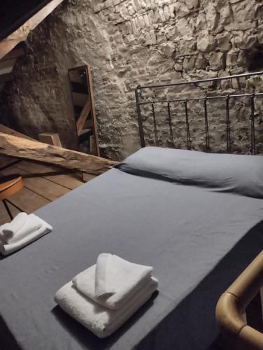 a bed with two towels on top of it at Domus terme romane in Cividale del Friuli