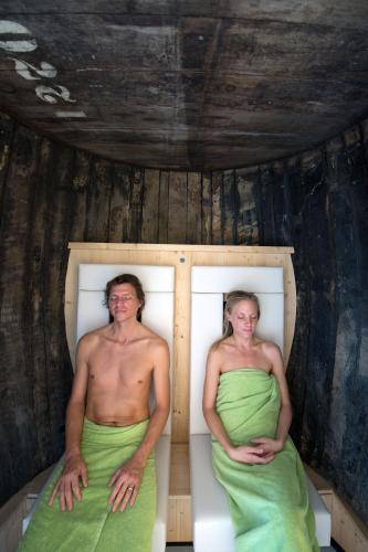 a man and a woman in green gowns in bed at Hotel Althof Retz in Retz