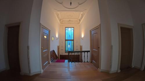 an empty hallway with two doors and a window at Royal Rooms Dordrecht in Dordrecht