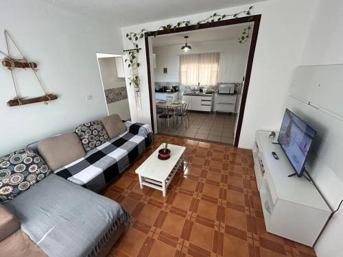 a living room with a couch and a table at Casa Central Espaçosa Com Bela Vista Para o Mar in Florianópolis
