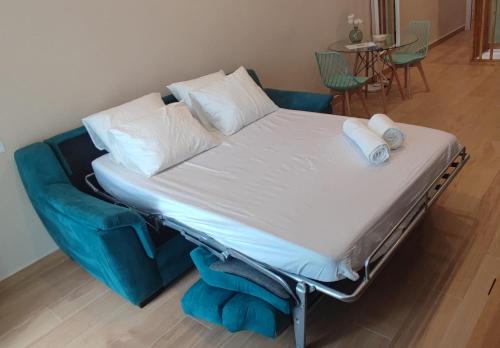 a bed with a blue bed frame in a room at Apartamento Centro Madrid Atocha in Madrid