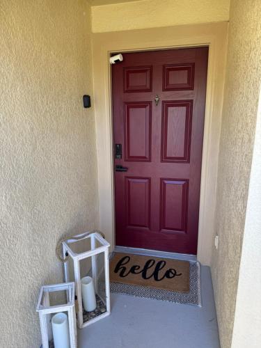 キシミーにあるFamily stay Near Disneyの蝋燭が2本入った赤い扉