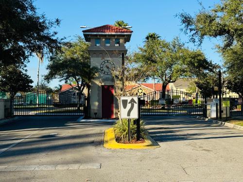 キシミーにあるFamily stay Near Disneyの時計塔