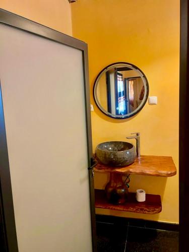a bathroom with a sink and a mirror at Kimbo do Soba Resort in Sá da Bandeira