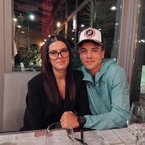 un homme et une femme assis à une table dans l'établissement Appartement, à Bollène