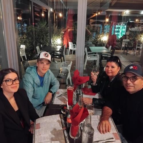un groupe de personnes assises à une table dans l'établissement Appartement, à Bollène