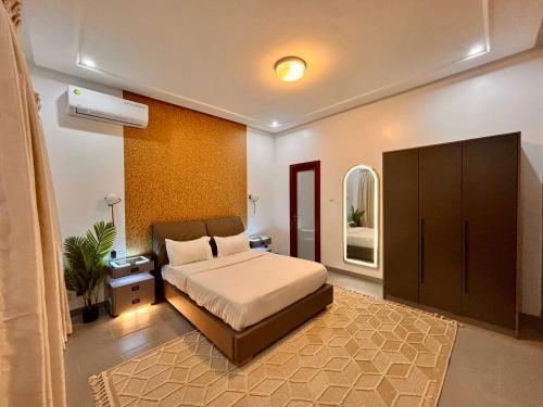 Ένα ή περισσότερα κρεβάτια σε δωμάτιο στο Lighthouse Signature Suites