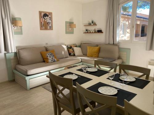 un salon avec une table et un canapé dans l'établissement Domaine de Valescure, à Saint-Raphaël