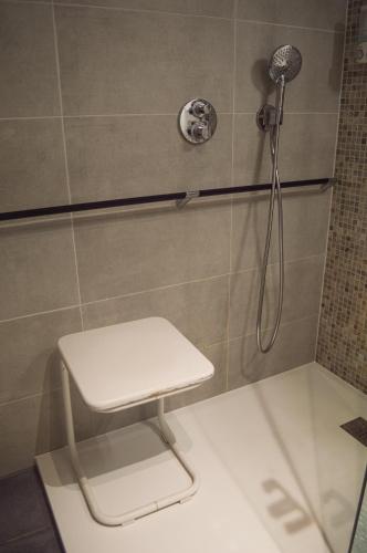 Ένα μπάνιο στο 1BR apt métro Hopital Erasme Bordet handicapt friendly