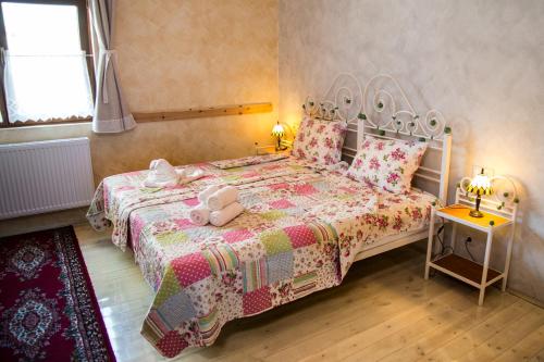 un dormitorio con una cama con un animal de peluche en Country Court, en Curteni