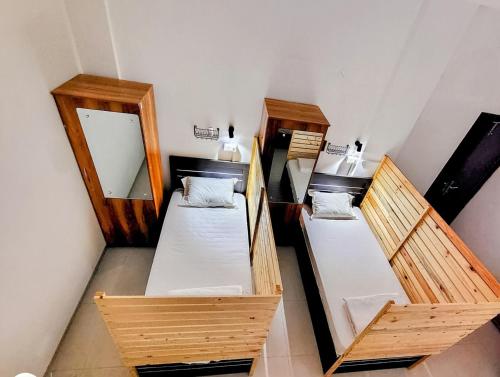 プネにあるHOSHTEL99 - LUX - Stay, Cowork and Cafe - Luxurious Bungalowの二段ベッド3組が備わる客室です。