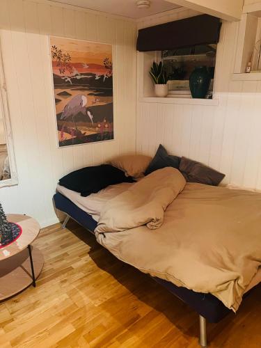 a bed in a corner of a room at Cozy 1 bedr apartment close to everything! in Tromsø