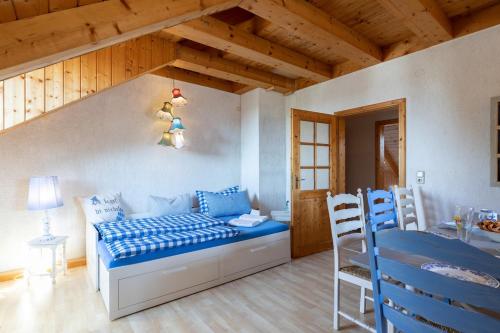 una camera con un letto e un tavolo con sedie di Gemütliche Wohnung nahe München mit kleinem Garten a Emmering