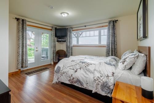 a bedroom with a bed and a window at 5 Chambres et 3 salles de bain avec Spa, vue, foyer et plus in Petite-Rivière-Saint-François