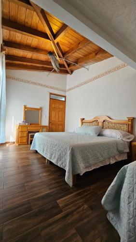 una camera con 2 letti e un soffitto in legno di Los Temazcales de Xochitepec a Xochitepec