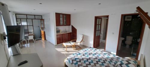 un soggiorno con un letto e una cucina di Studio Cruz Espia a Mindelo