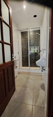 un bagno con lavandino e finestra di Studio Cruz Espia a Mindelo