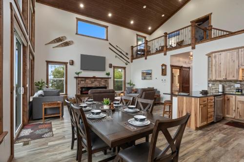 Un comedor y una sala de estar con mesa y sillas. en Lazy Mountain Guest House, en Palmer
